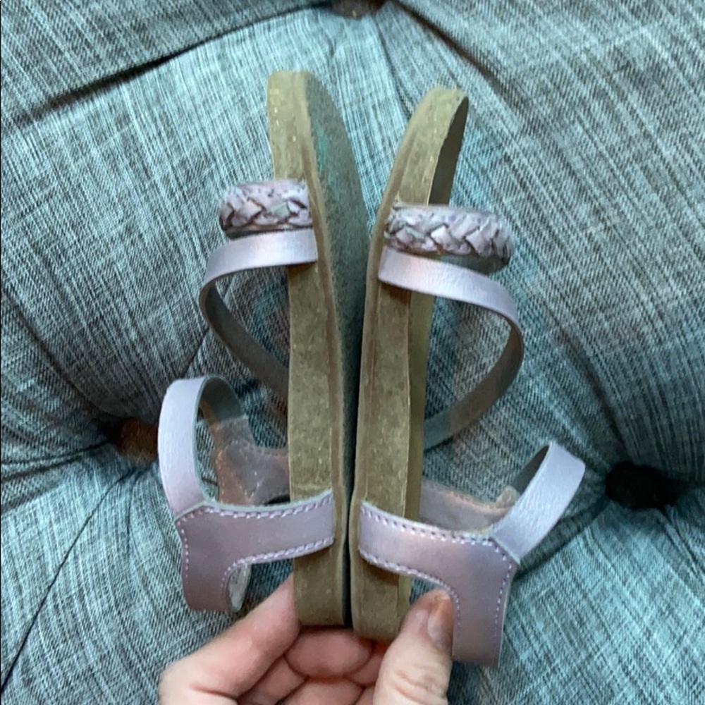 Lavender Blowfish sandals- SO CUTE!! - Picture 4 of 7
